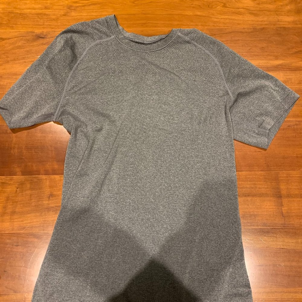 Lululemon Men's Metal Vent Tech Short Sleeve Shirt - Gray, Small
